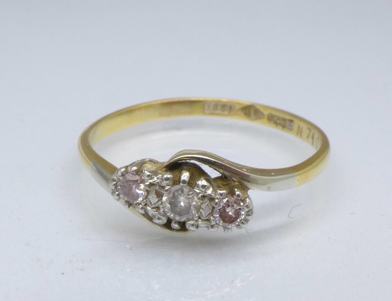 An 18ct gold and platinum set three stone diamond ring, 2.