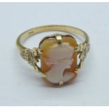 A 9ct gold cameo ring, 2.