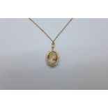 A 9ct gold cameo pendant and chain, 3.
