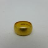A 22ct gold wedding ring, 8.