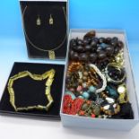 Costume jewellery including two cased sets,