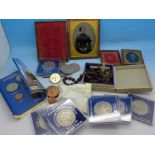 Assorted coins and commemorative crowns,