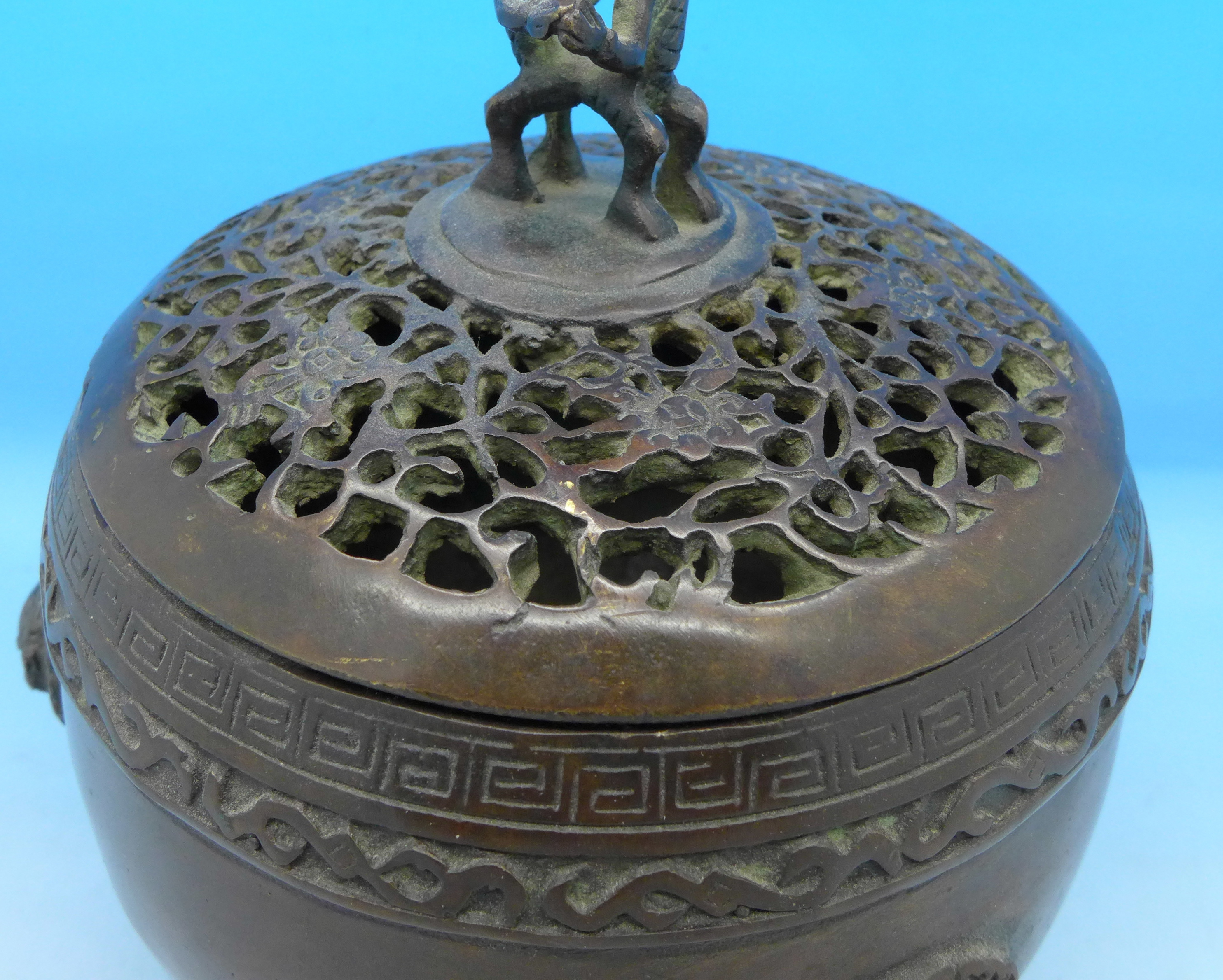 A Chinese bronze incense burner, - Image 3 of 5
