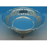 A pierced silver bowl on four feet, 383g, diameter 20.