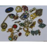 Thirty vintage costume brooches