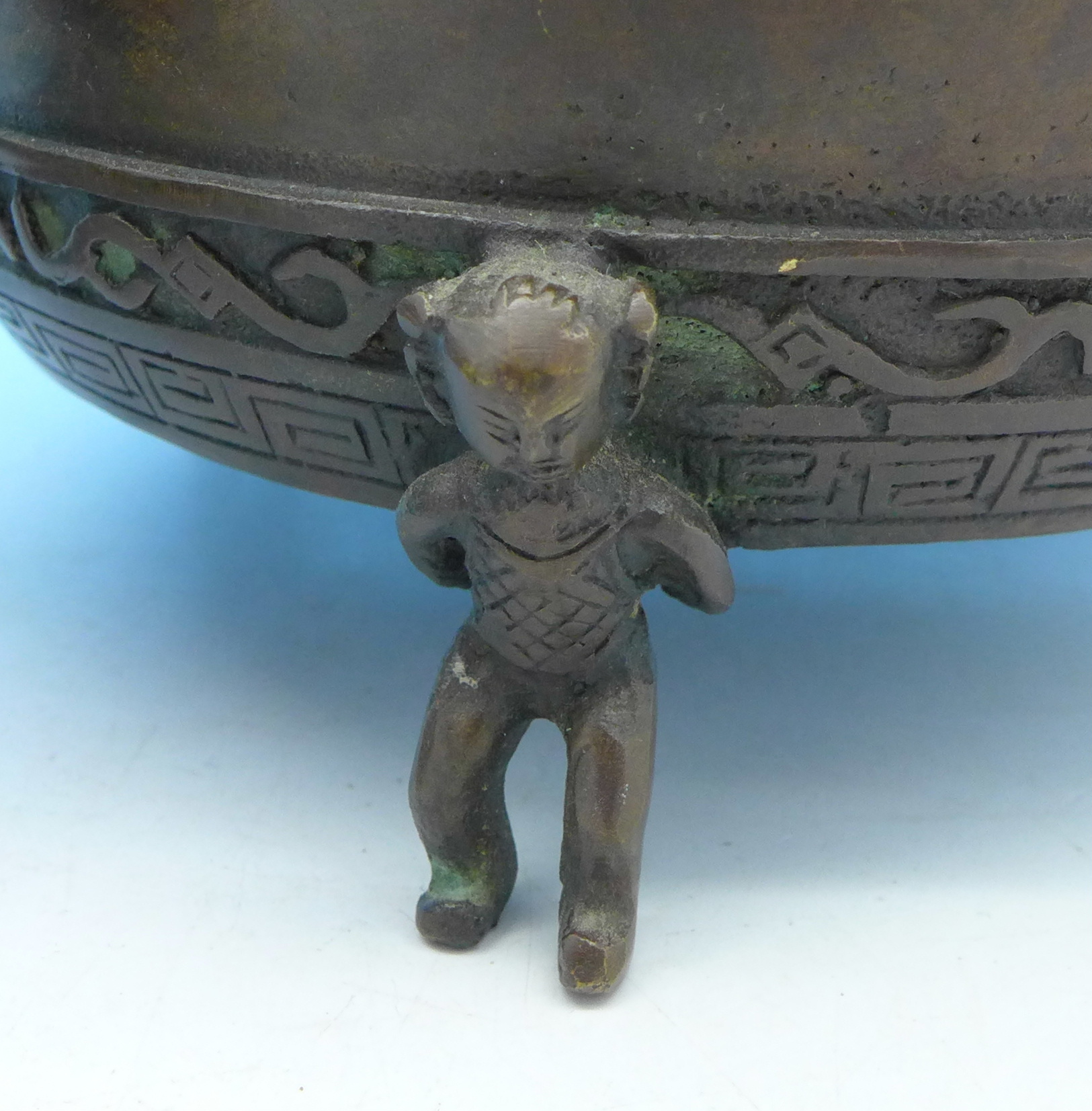 A Chinese bronze incense burner, - Image 4 of 5