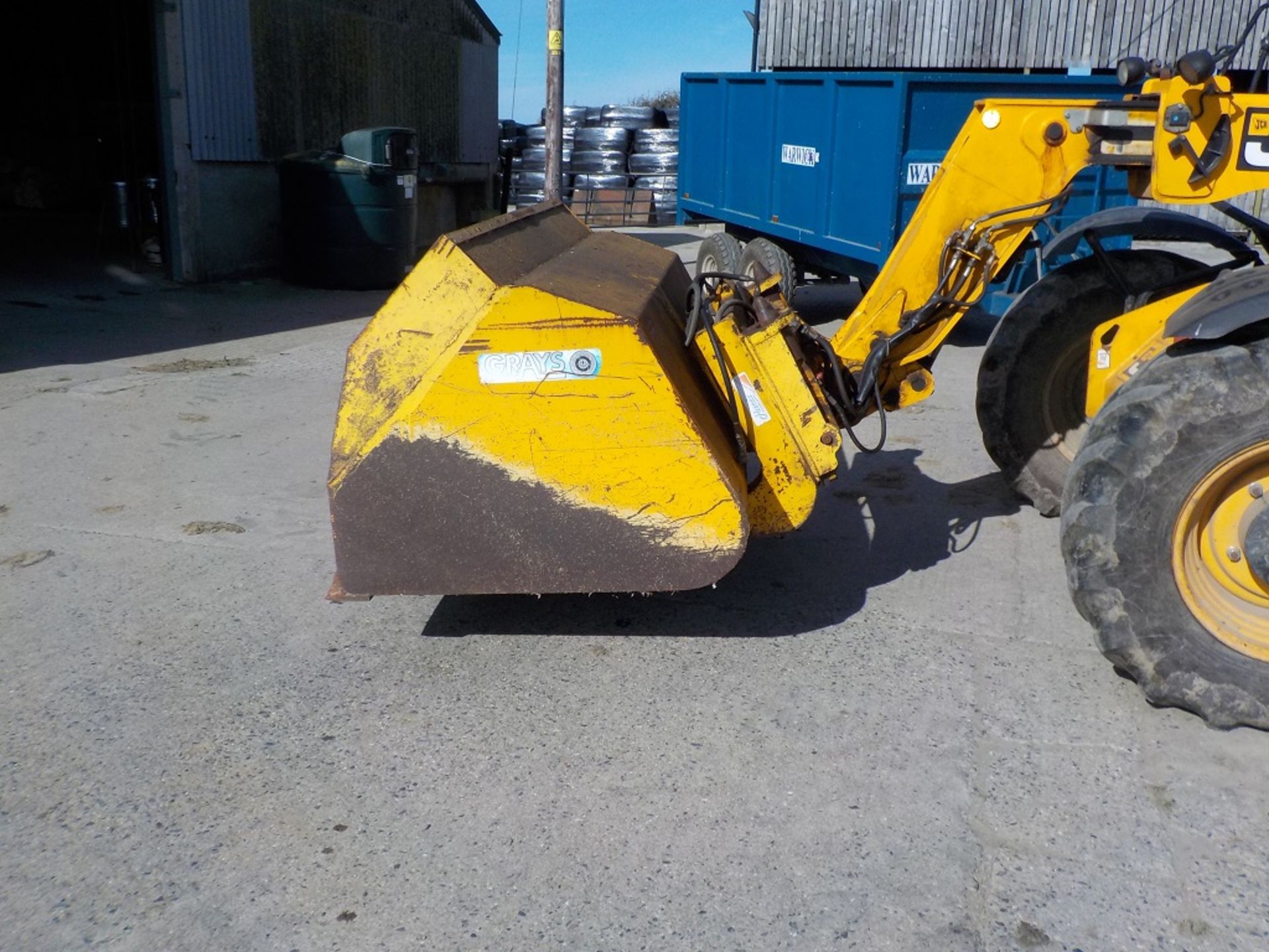 Grays Toe Tip Bucket. Has Matbro fittings, holds 1,100 kg's wheat. Location: Bude, Cornwall. - Image 2 of 2
