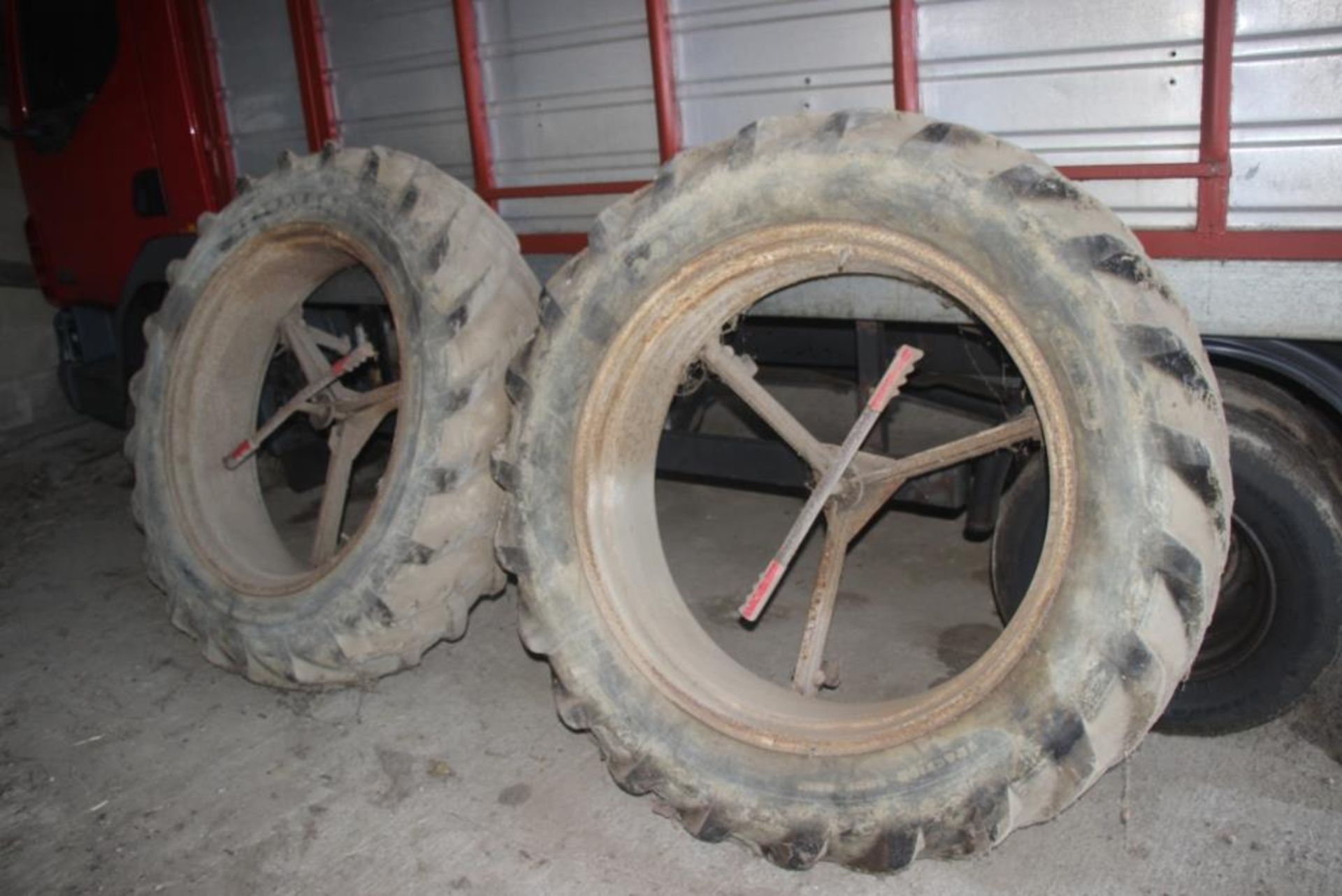 Dual Wheels 13.6/12-36 3 star Pair of 3 star dual wheels, Trailer tyre 7-20 Location: Lincoln, Lincs - Image 2 of 4