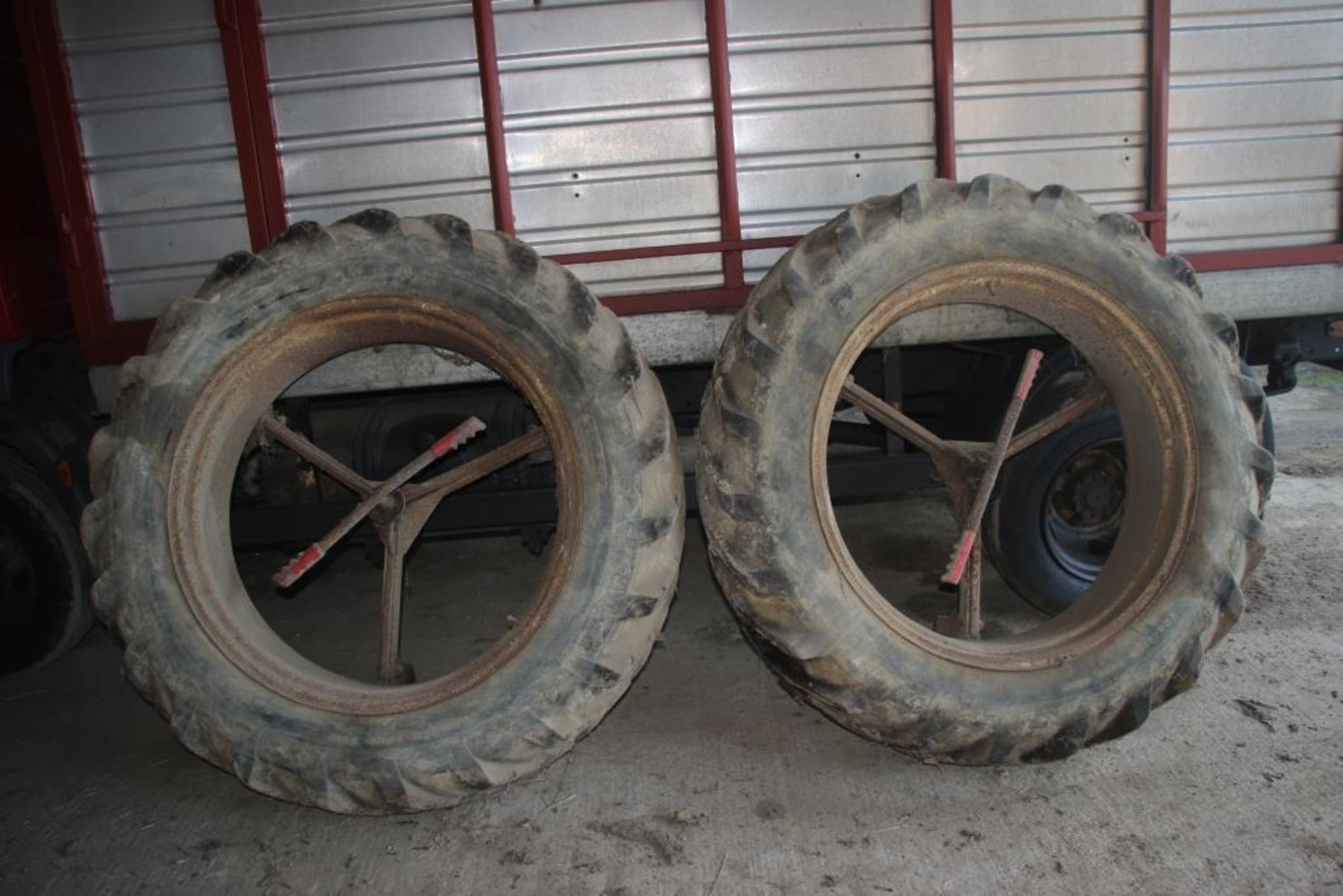 Dual Wheels 13.6/12-36 3 star Pair of 3 star dual wheels, Trailer tyre 7-20 Location: Lincoln, Lincs - Image 3 of 4