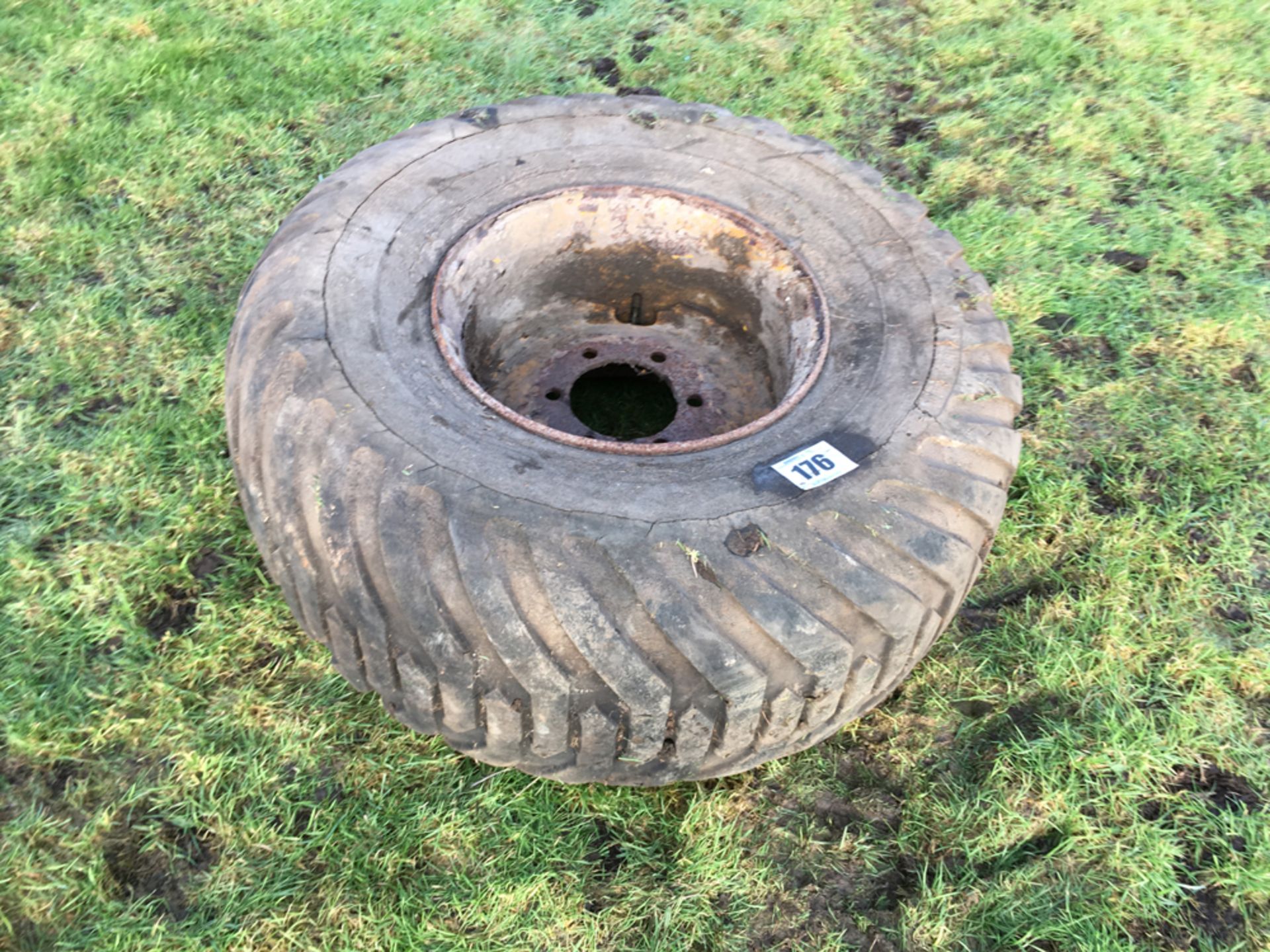 Flotation wheel and tyre