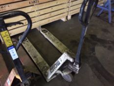 Hand pallet truck