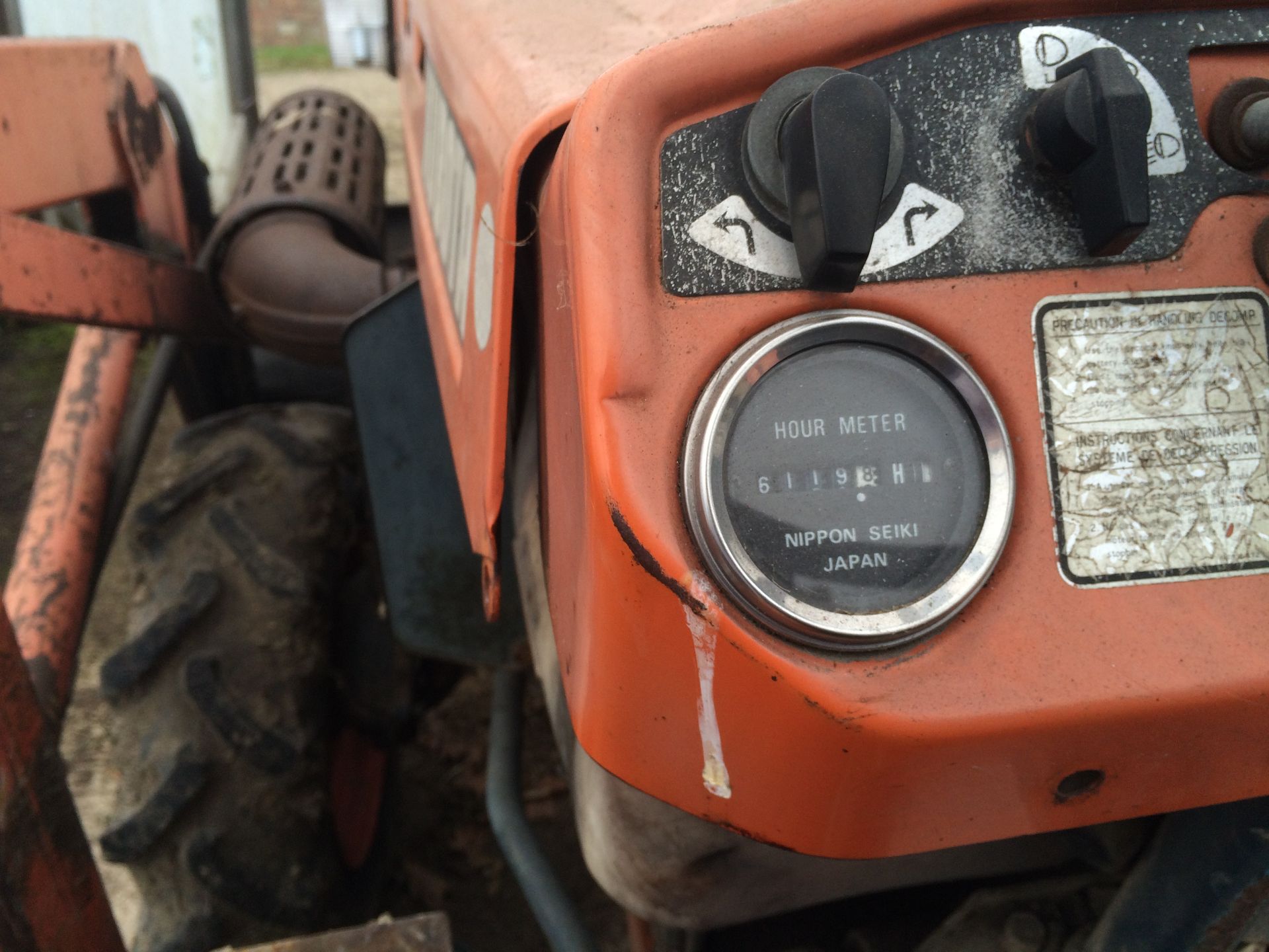 Kubota B7100 Compact Tractor, 4wd with SL500 front end loader with W. - Image 4 of 5