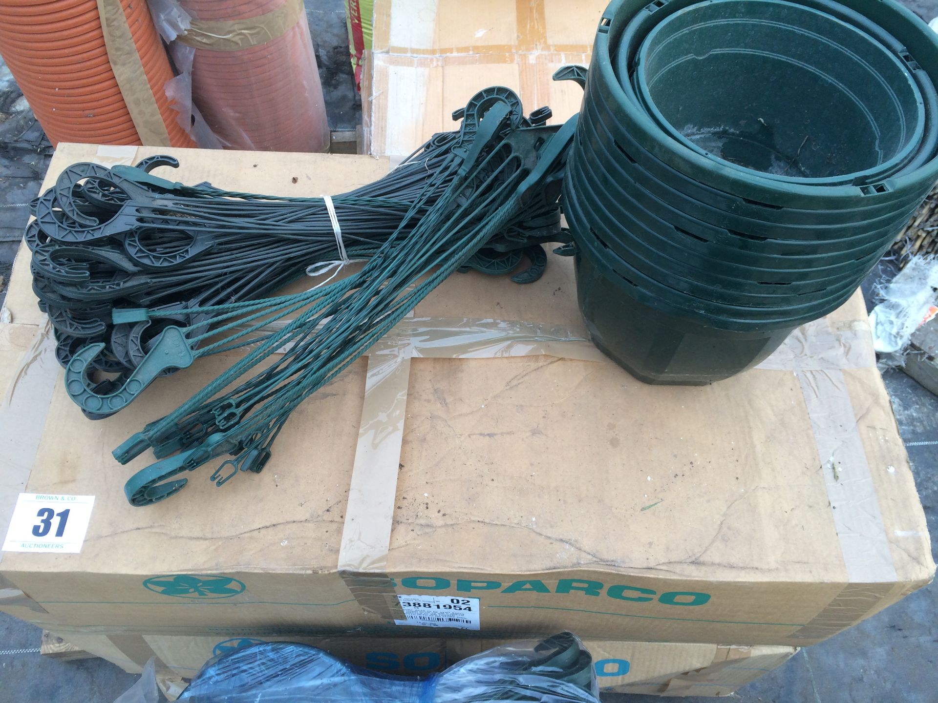 10" green plastic hanging baskets - Image 3 of 3