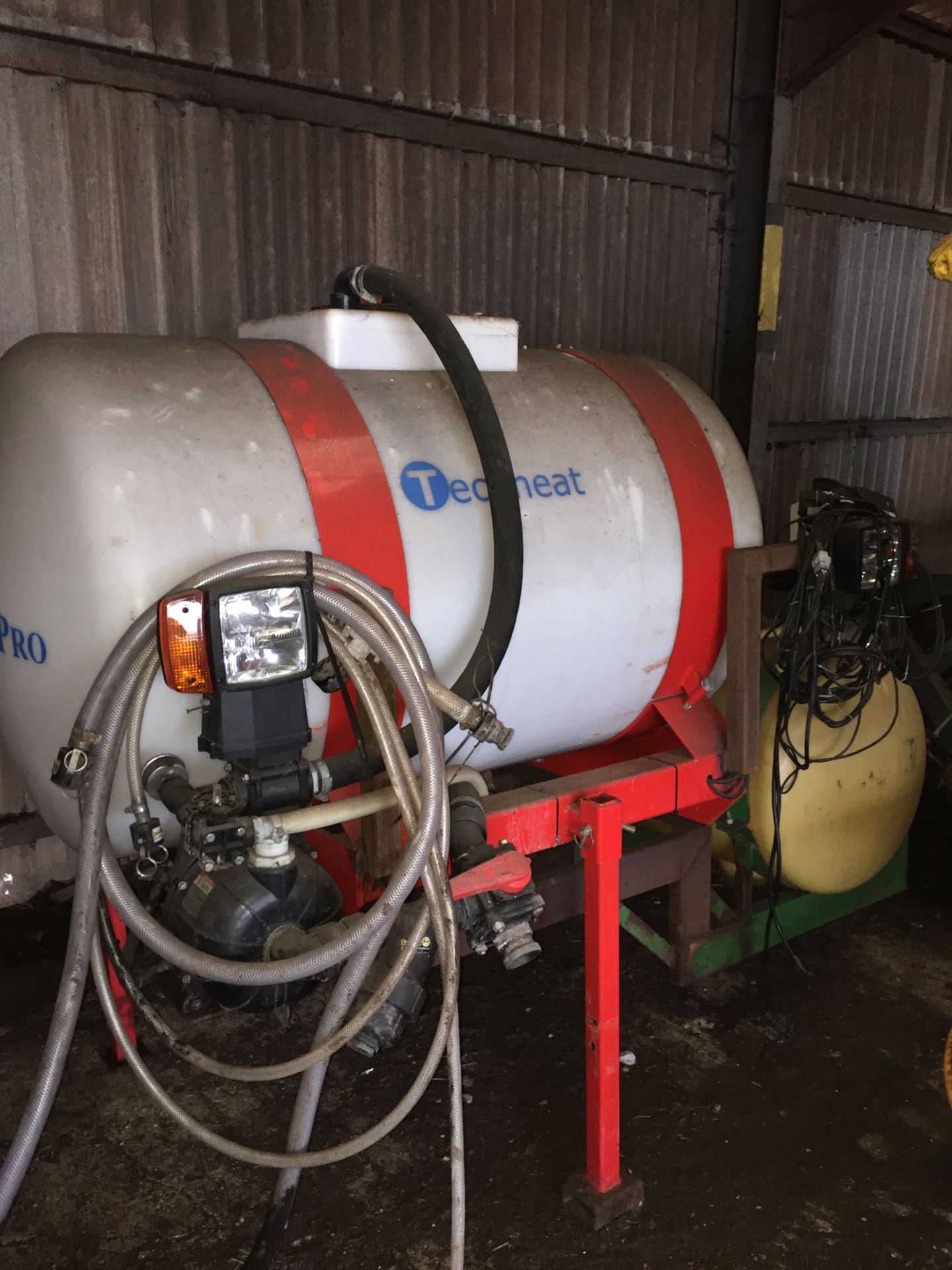 Techneat liquid fertiliser applicator 1000 ltr - Image 2 of 2