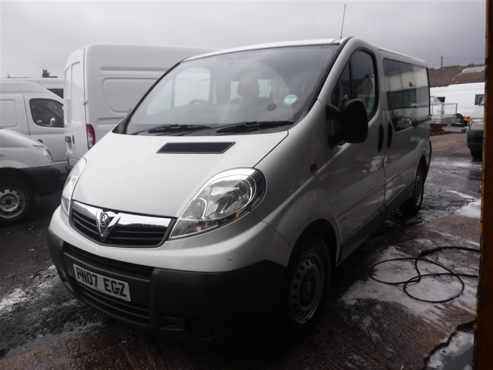 07 reg VAUXHALL VIVARO 2900 D/C SWB, 1ST REG 04/07, TEST 04/17, 74227M WARRANTED, V5 HERE, 1 OWNER - Image 2 of 6