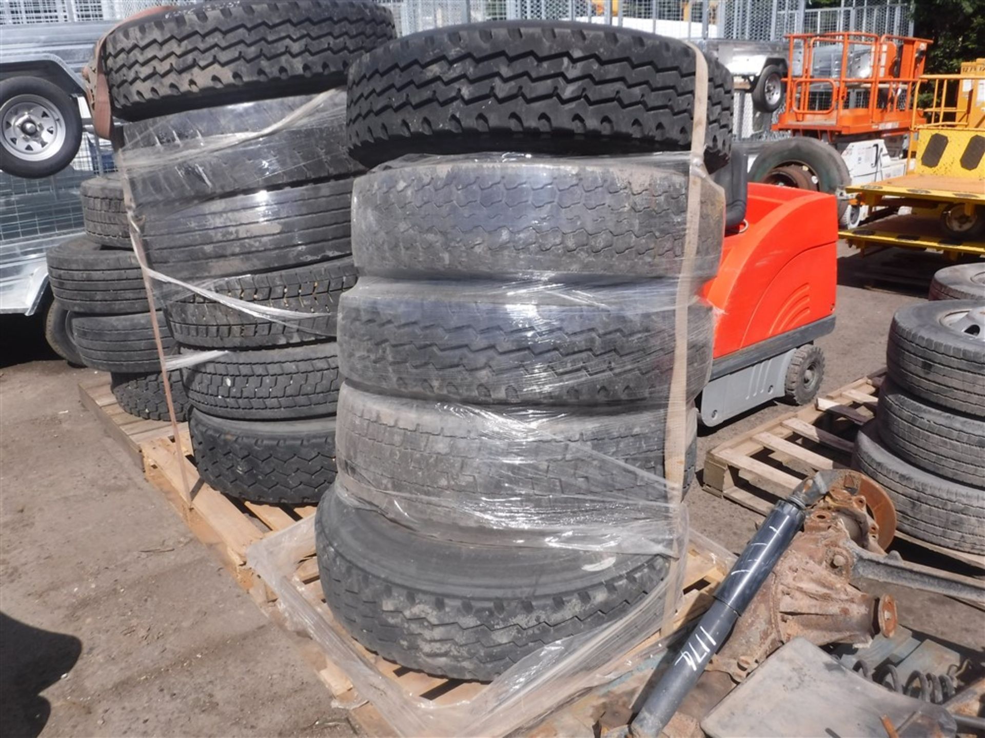 PALLET OF 295 / 80 / R22.5 TYRES [+ VAT]