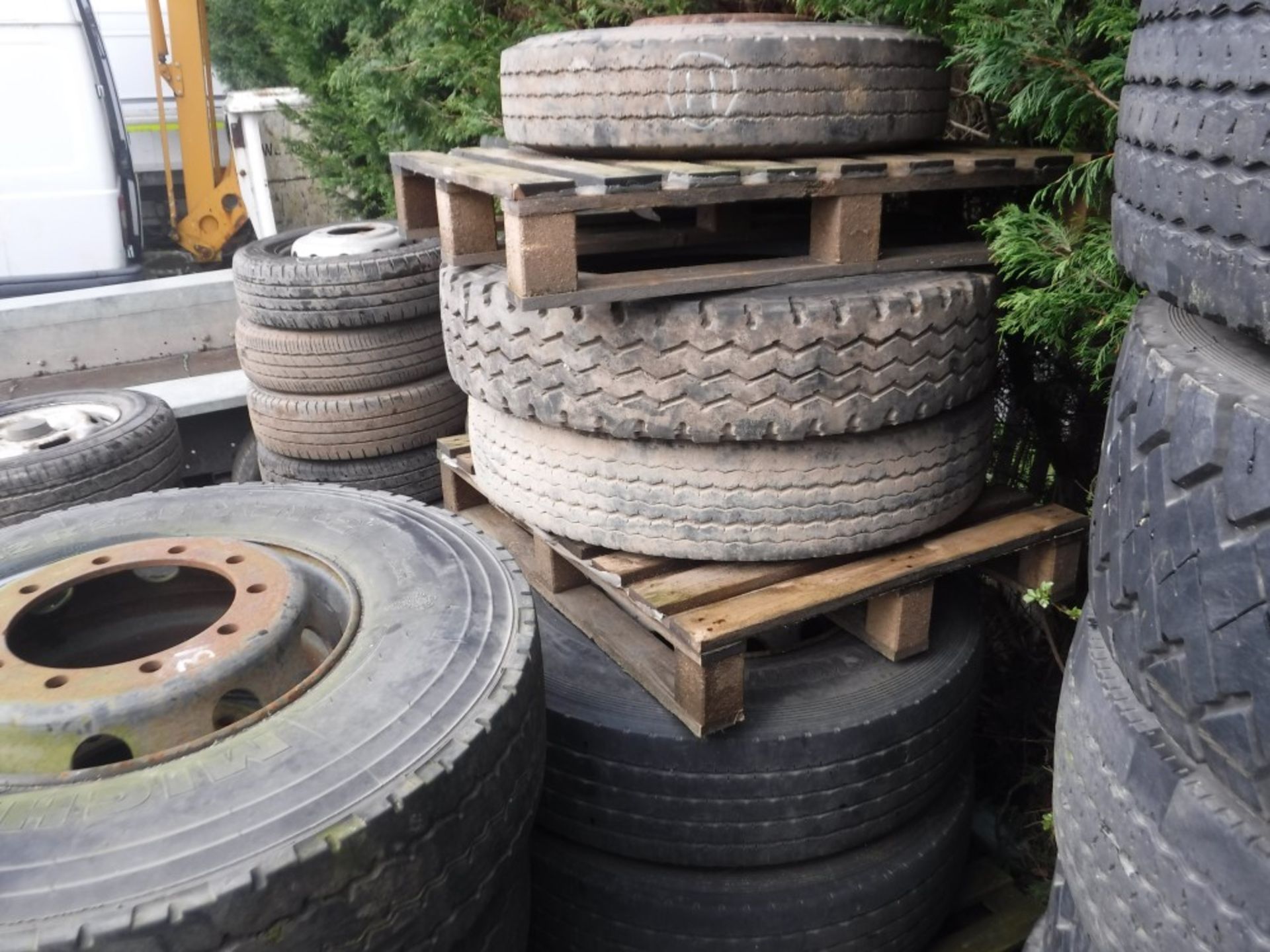 5 MIXED SIZED TYRES (11) [+ VAT]