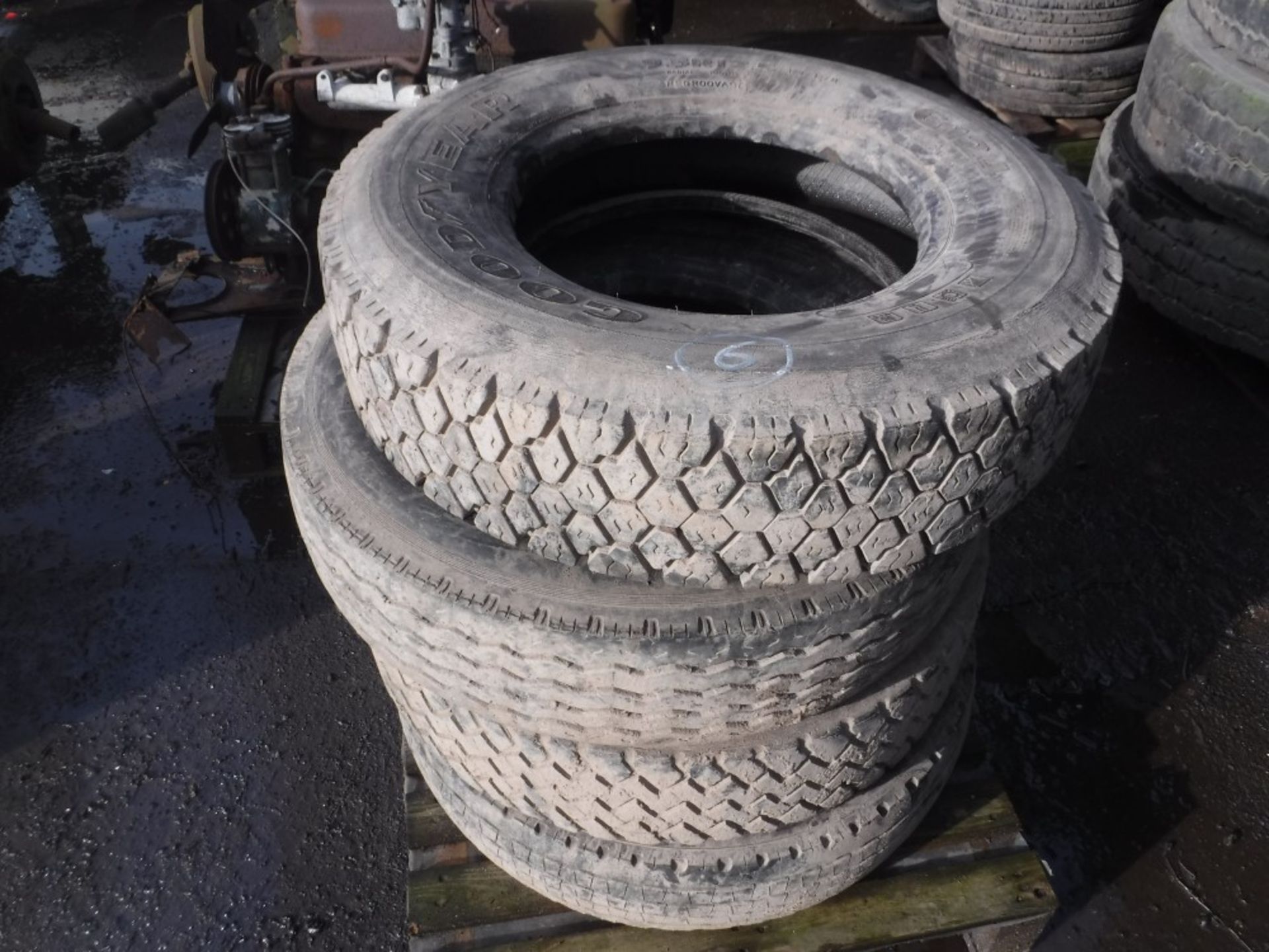 4 TYRES 9.5 R17.5 - NO RIMS (6) [+ VAT]