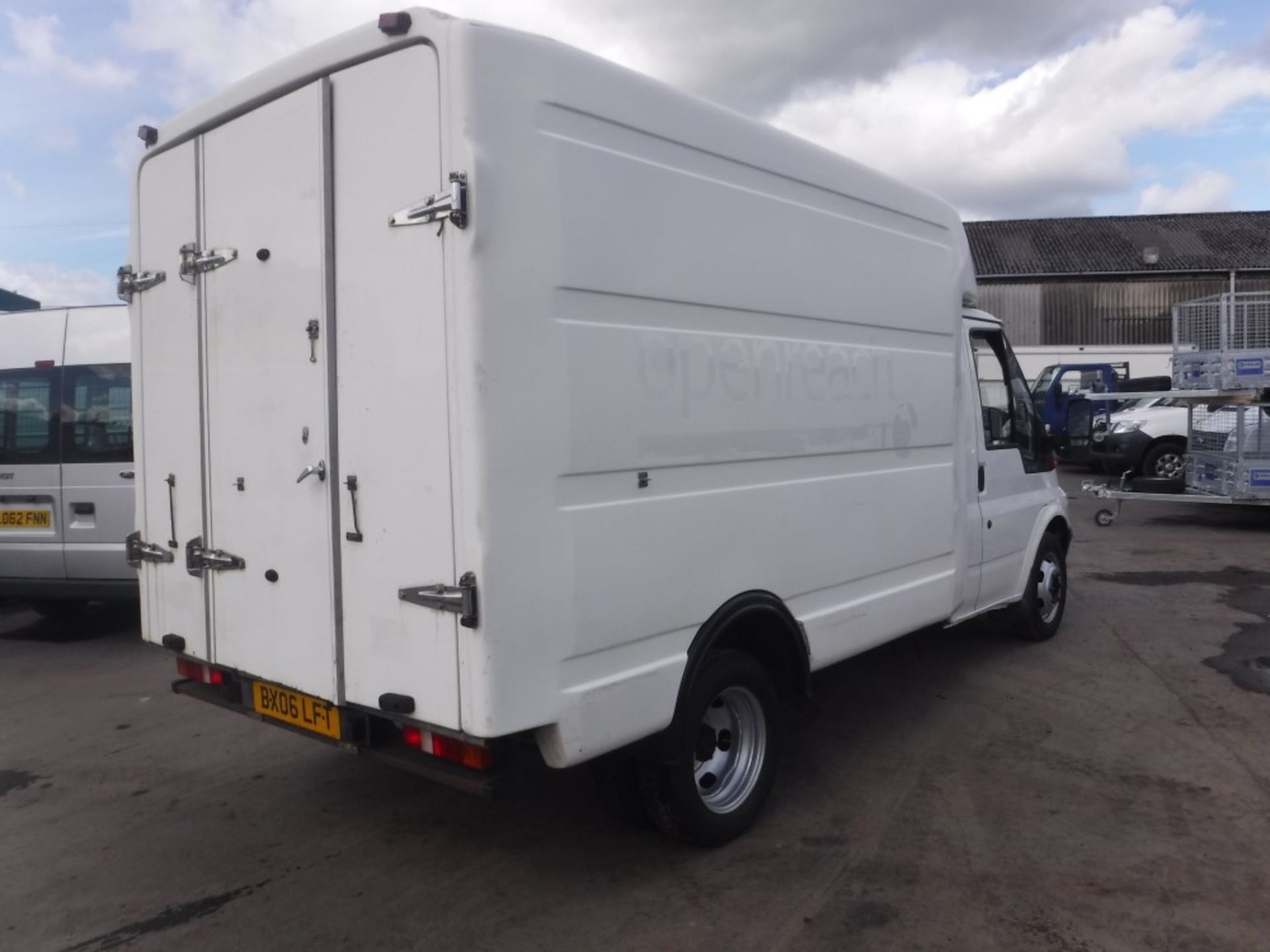 06 reg FORD TRANSIT 350 MWB TD BOX VAN, 1ST REG 04/06, 90464M WARRANTED, V5 HERE, 1 OWNER FROM - Image 4 of 5