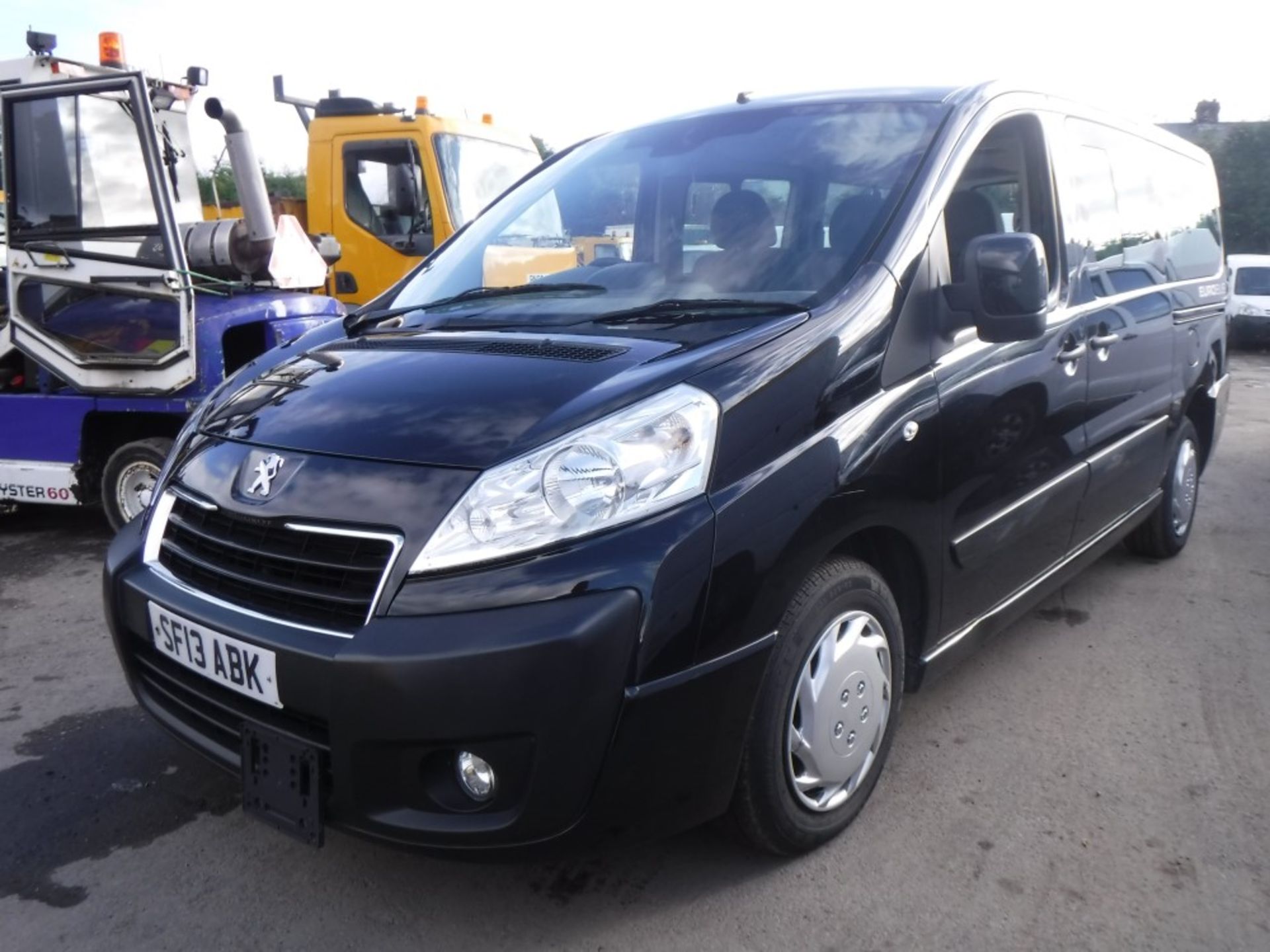 13 reg PEUGEOT EXPERT TEPEE EUROBUS 9 SEATER TAXI, TEST 03/18, 154234M WARRANTED, NO V5 [+ VAT] - Image 2 of 5