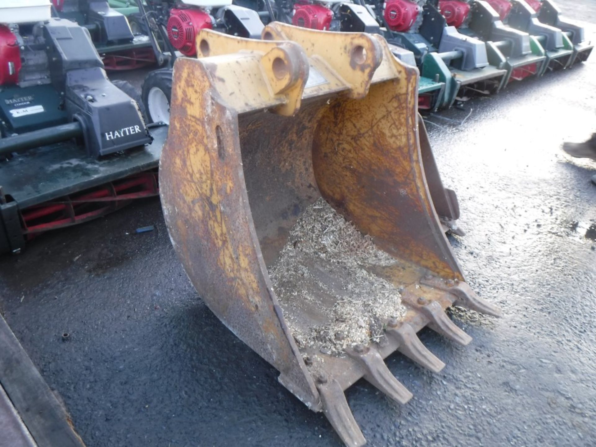 CAT DIGGER BUCKET [NO VAT]