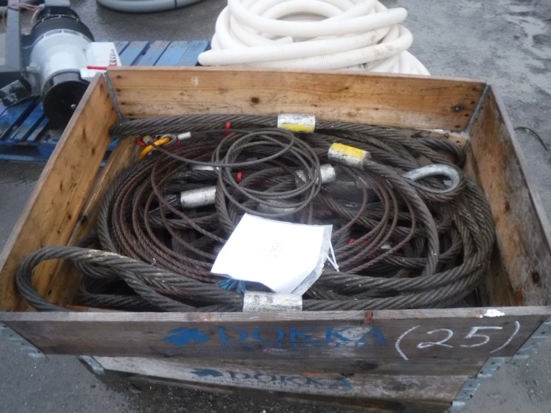 BOX VARIOUS WIRE SLINGS 11 & 4 TONNE (25) [+ VAT]