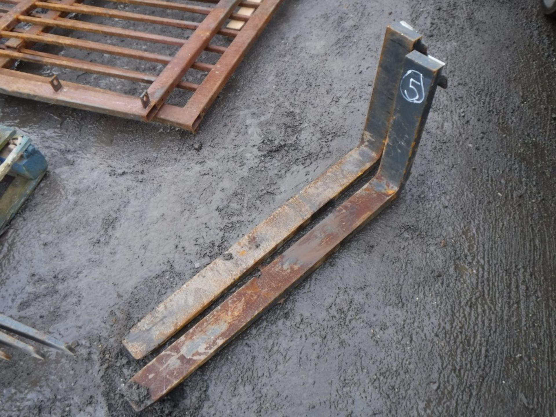 SET OF FORK LIFT FORKS (5) [+ VAT]