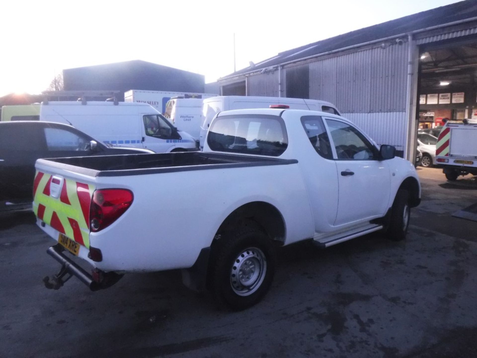 14 reg MITSUBISHI L200 4LIFE CLUB CAB DI-D 4 X 4 PICKUP, 1ST REG 03/14, TEST 02/18, 86510M - Image 4 of 5