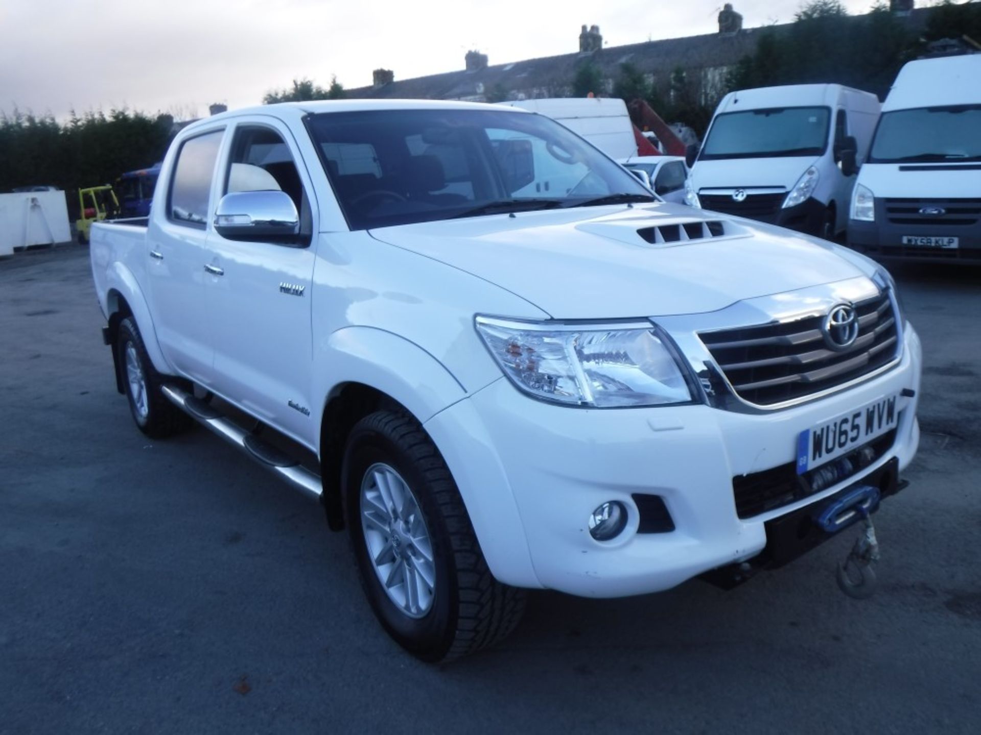 65 reg TOYOTA HI-LUX INVINCIBLE D-4D 4 X 4 DCB, 1ST REG 11/15, 32713M WARRANTED, V5 HERE, 1 OWNER