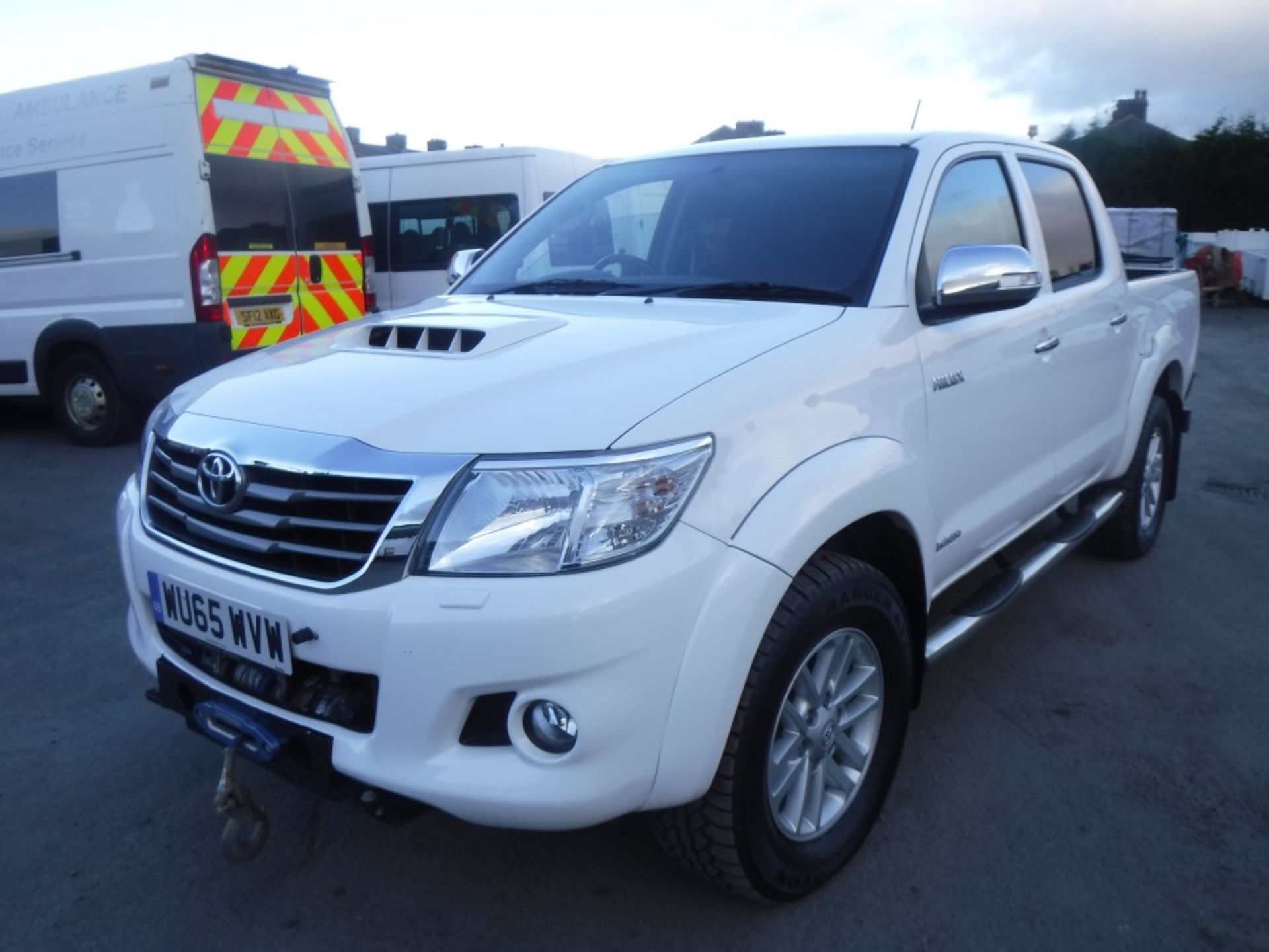 65 reg TOYOTA HI-LUX INVINCIBLE D-4D 4 X 4 DCB, 1ST REG 11/15, 32713M WARRANTED, V5 HERE, 1 OWNER - Image 2 of 5