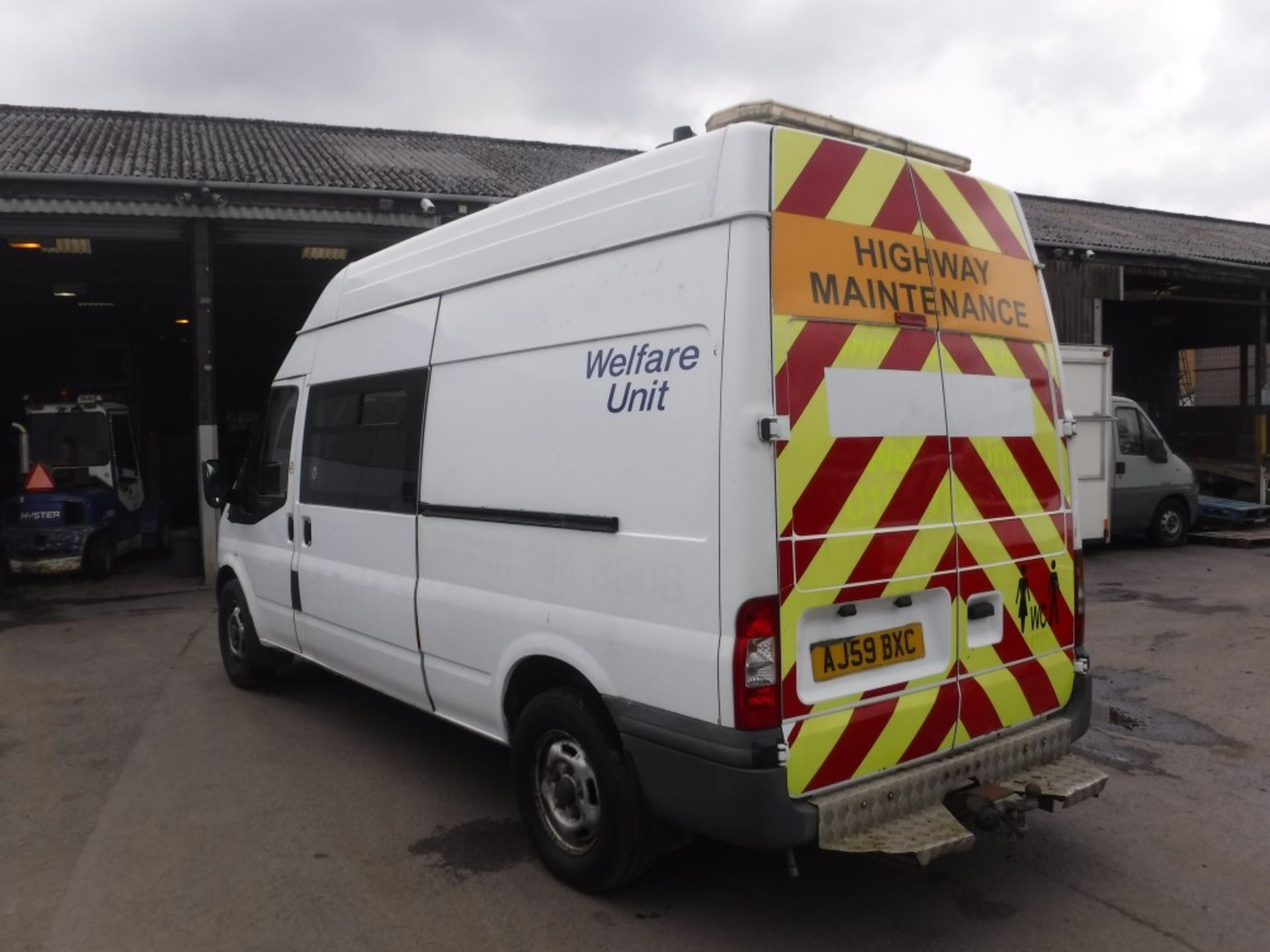 59 reg FORD TRANSIT 115 T350L RWD WELFARE MESSING VAN C/W TOILET, 1ST REG 09/09, 109769M, V5 HERE, 1 - Image 3 of 6