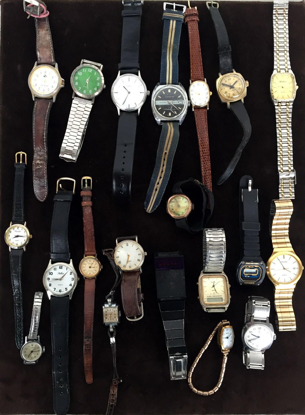 A quantity of men's and lady's wrist watches (19) from various makers such as Pulsar, Sinclair,