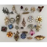 A selection of costume jewellery brooches (28)