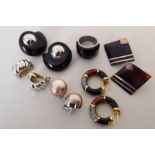 A quantity of costume jewellery, including a pair of mother of pearl and white metal ear studs,