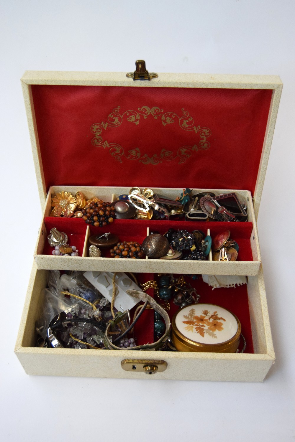 A large collection of costume jewellery including, earrings, - Image 2 of 3