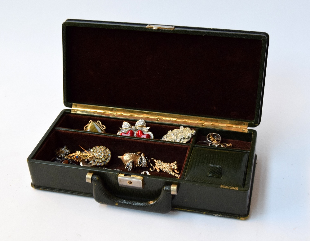 A selection of costume jewellery, including sixteen costume jewellery brooches,