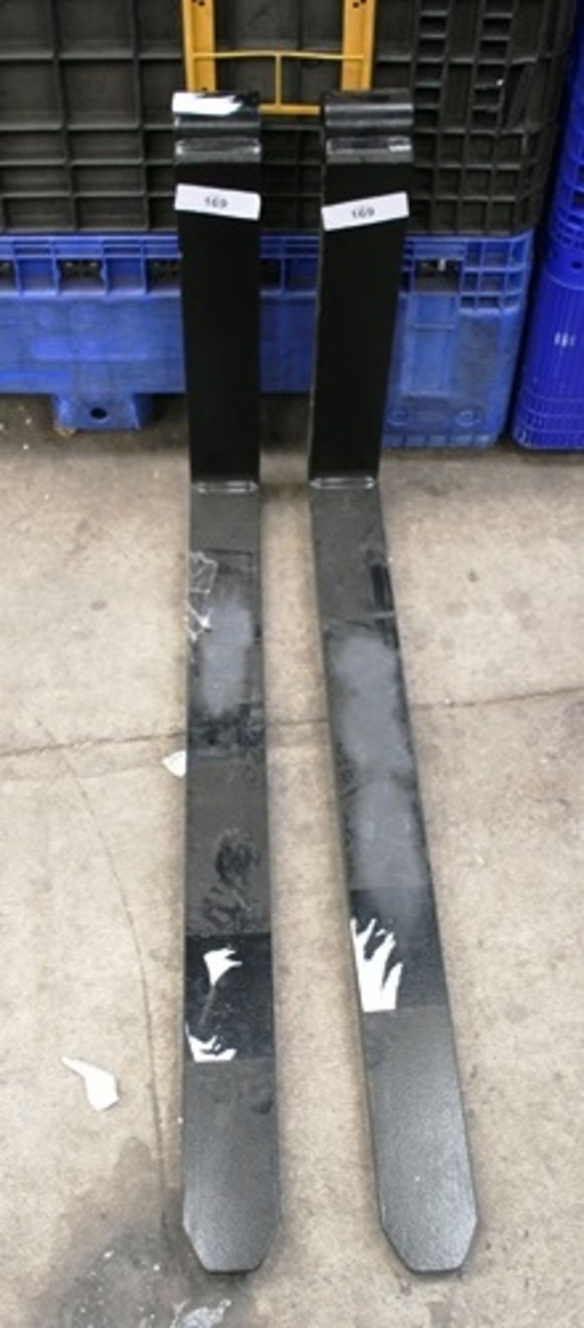 A pair of heavy duty fork lift forks, Code CH2 11305196, 7417422 (Floor)