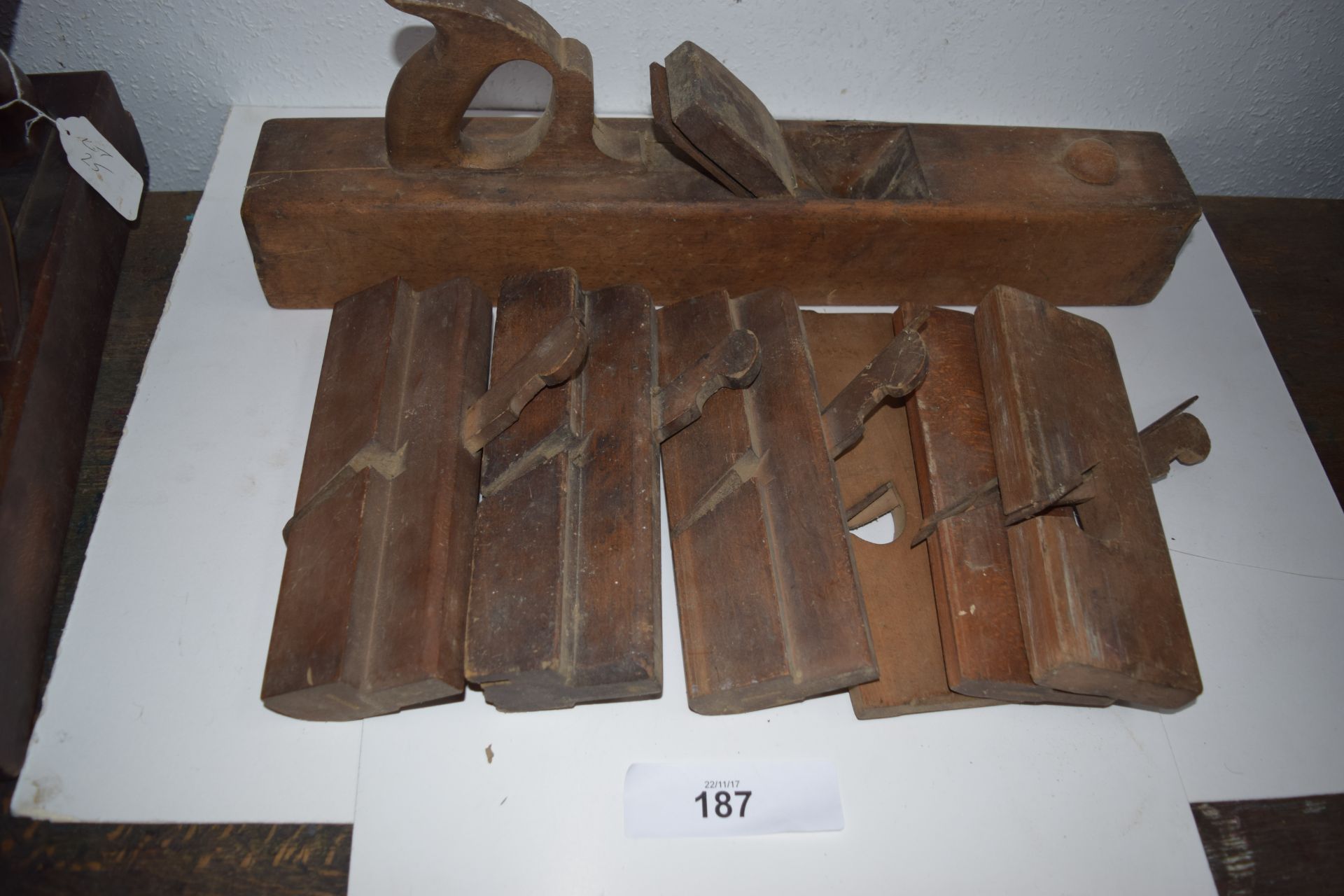 6 x moulding planes and 22" bench plane, all standard wood, no makers mark - mixed condition