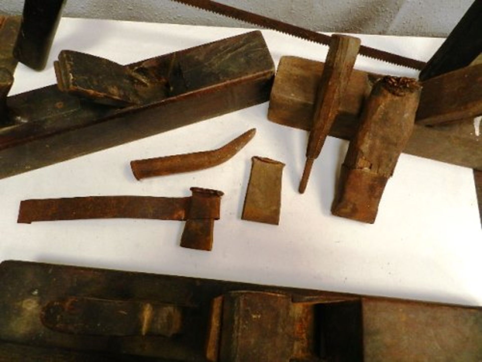 A wood framed saw, 3 assorted bench planes, 4 steel fermers and an old chisel (9 items) - Image 3 of 3