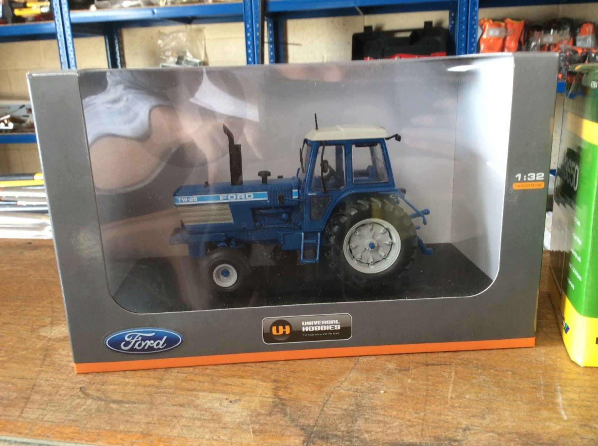 Universal Hobbies Ford TW25 1/32 tractor