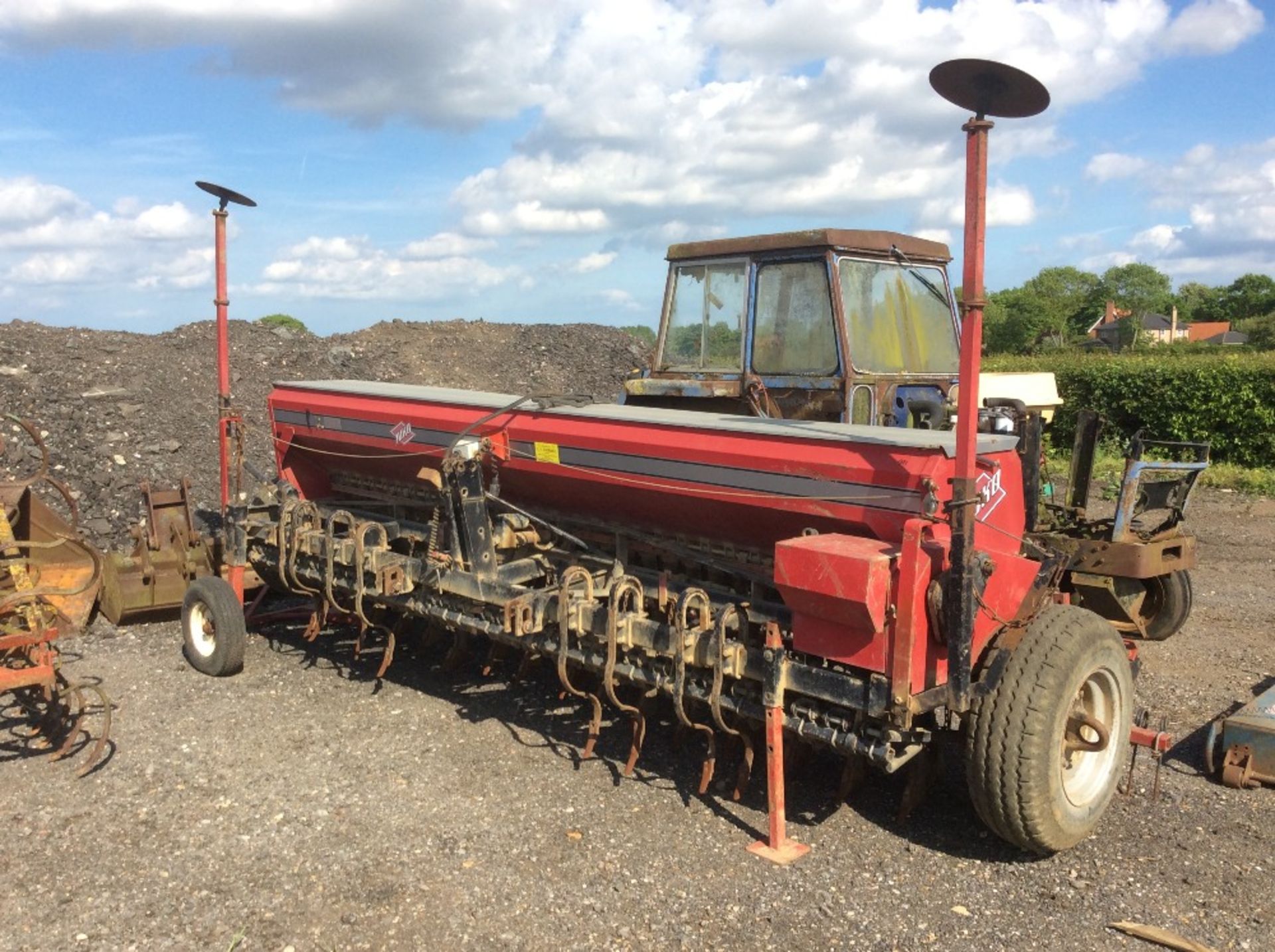 Juko 4M box drill. S/N 1010. With spring tine coulters, end tow, bout markers, covering harrow and - Image 3 of 3