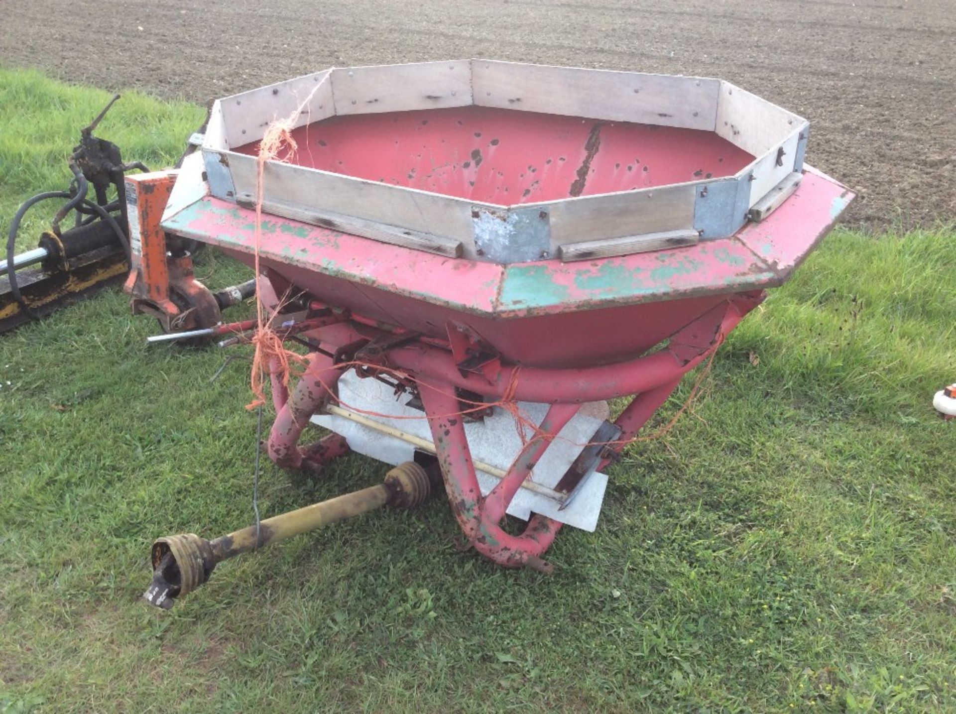 Amazone ZA-E twin disc fertiliser spreader. With spares, instructions and setting charts