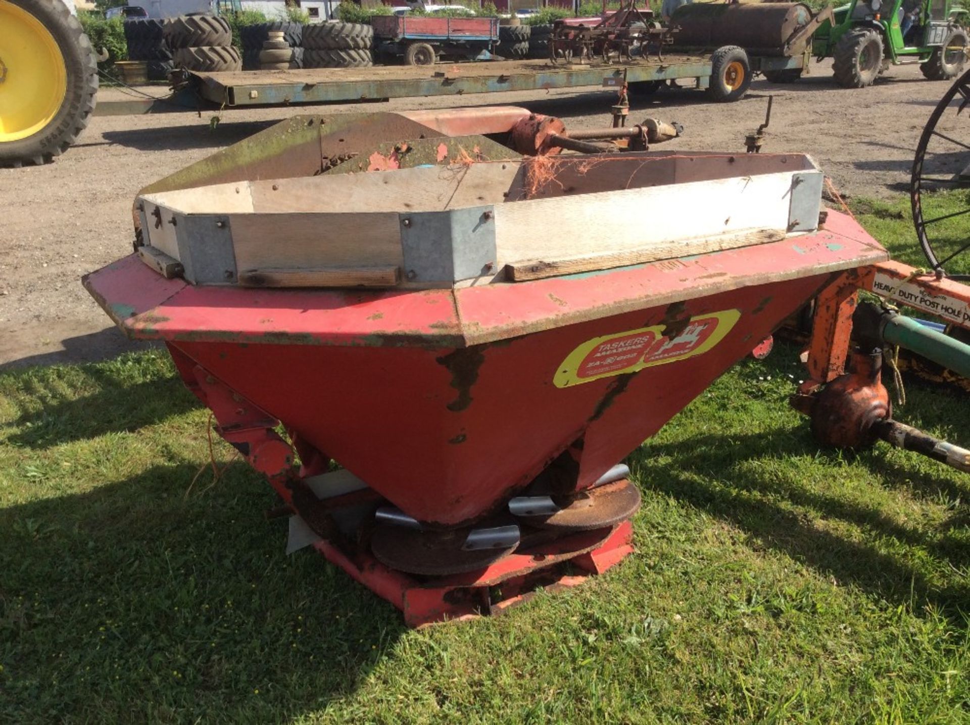 Amazone ZA-E twin disc fertiliser spreader. With spares, instructions and setting charts - Image 3 of 3