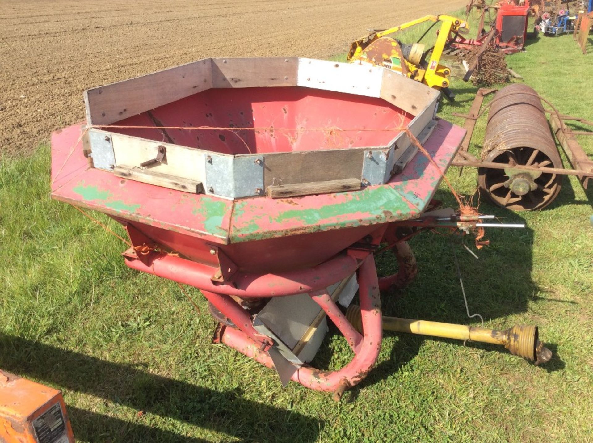 Amazone ZA-E twin disc fertiliser spreader. With spares, instructions and setting charts - Image 2 of 3