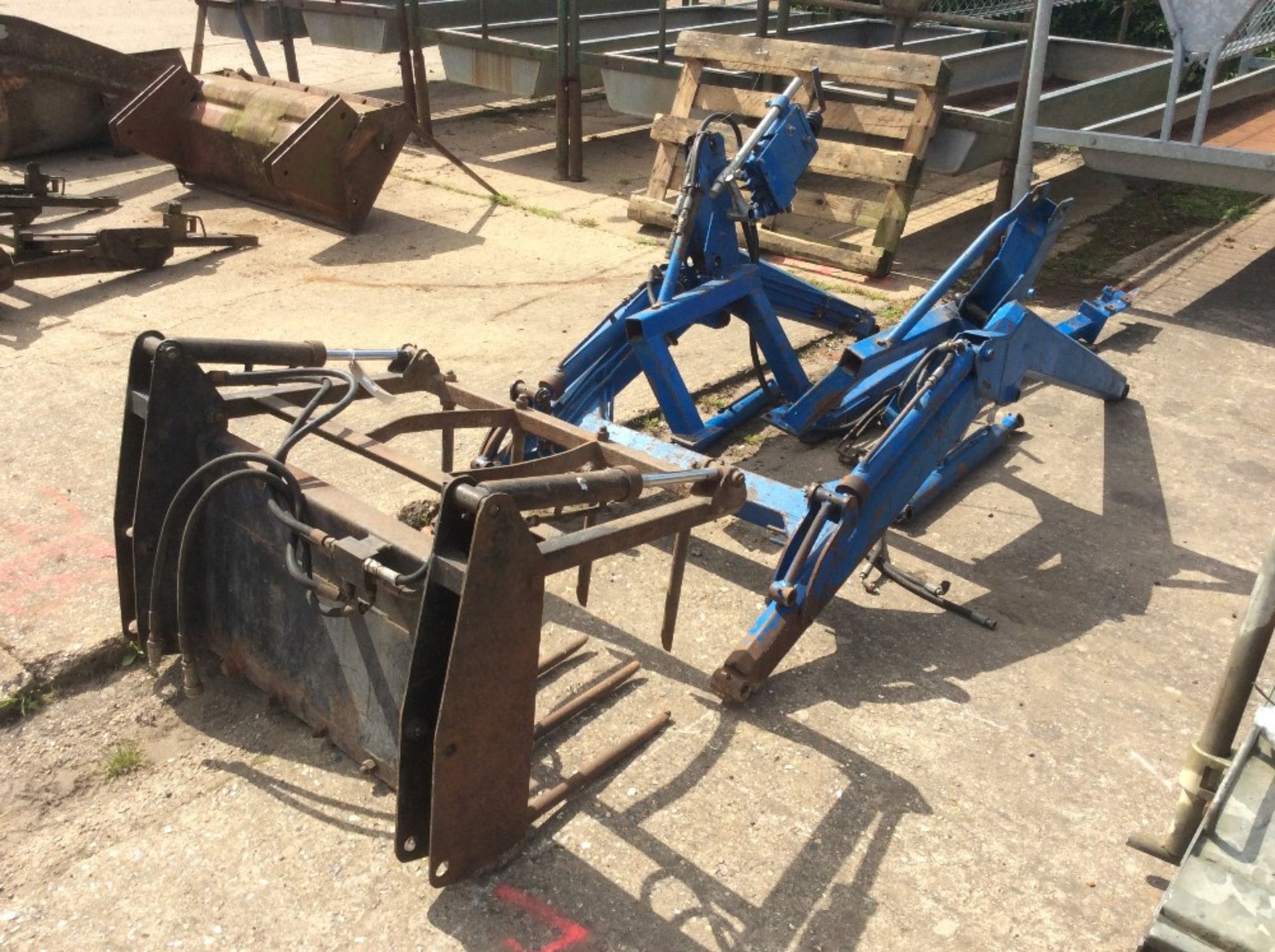 Front loader to fit Iseki tractor with bucket and grab - Image 2 of 2