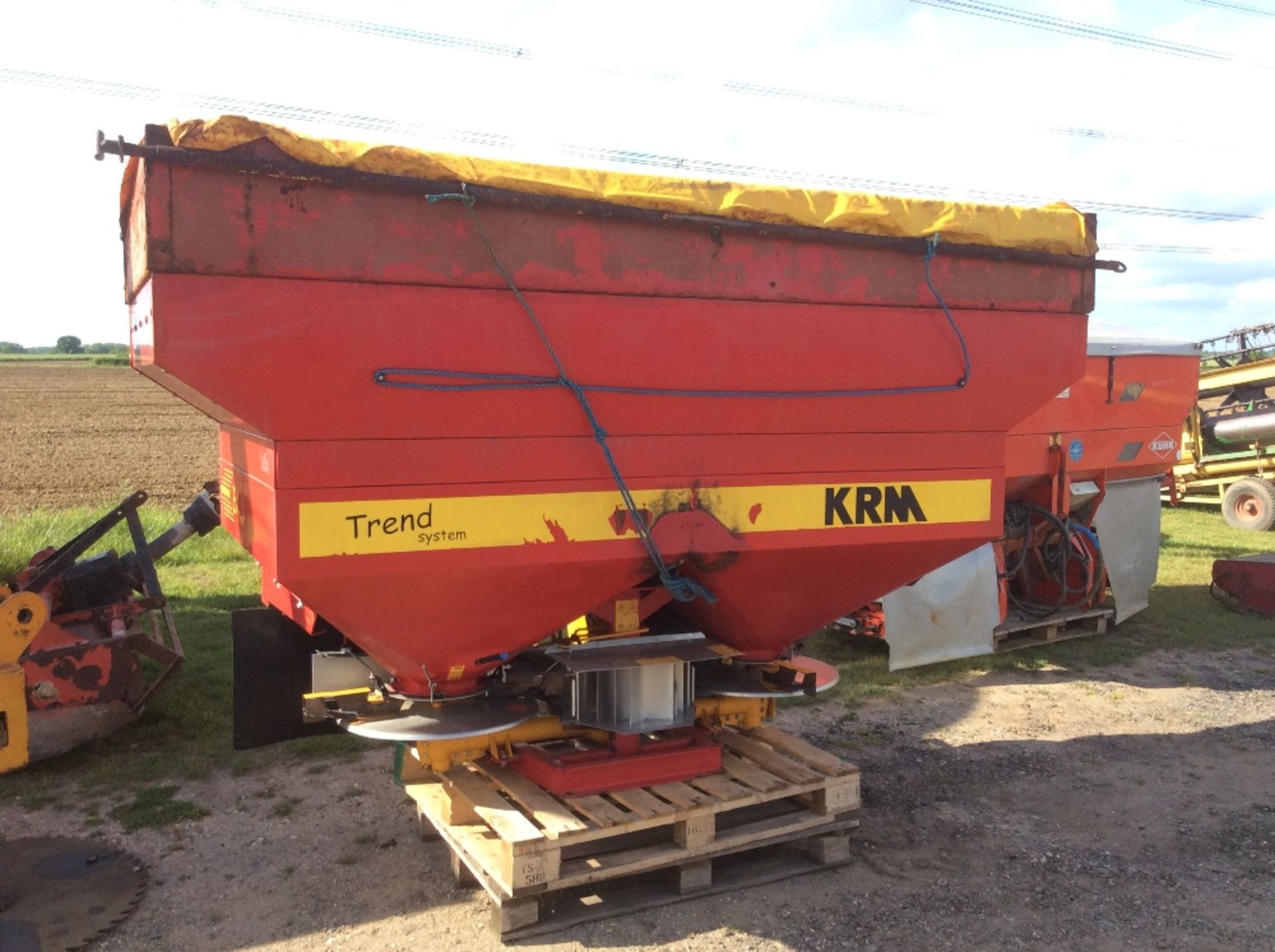 KRM EX Trend 1010 24M twin disc fertiliser spreader. 2003. - Image 2 of 2