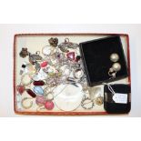 A tray of silver; white metal and other jewellery