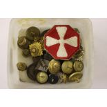 A tub of military buttons; and a cloth badge etc.