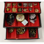 A cantilever jewellery box and contents