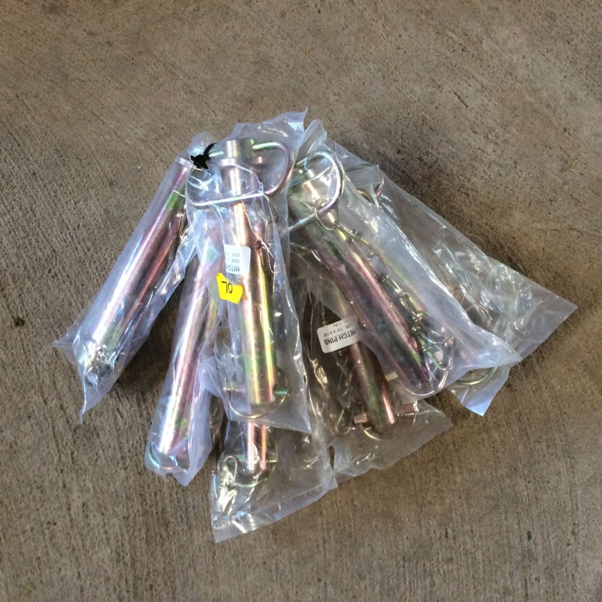 8 x Assorted hitch pins.